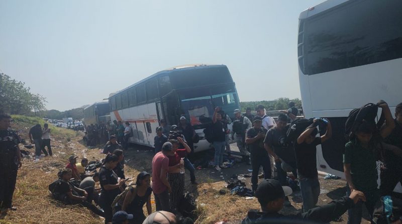 Abandonan a 407 migrantes en autopista de Veracruz