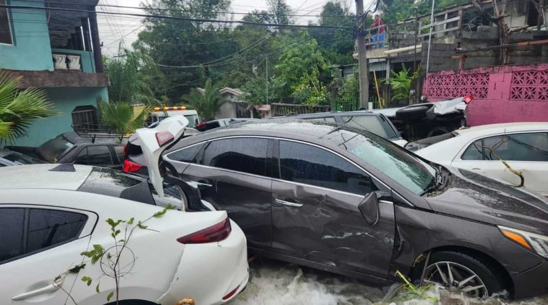 Fuerte corriente arrasa con 13 vehículos en Guadalupe