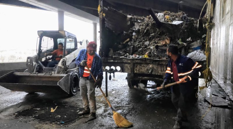 Recogen 26 toneladas de basura tras lluvias en Monterrey